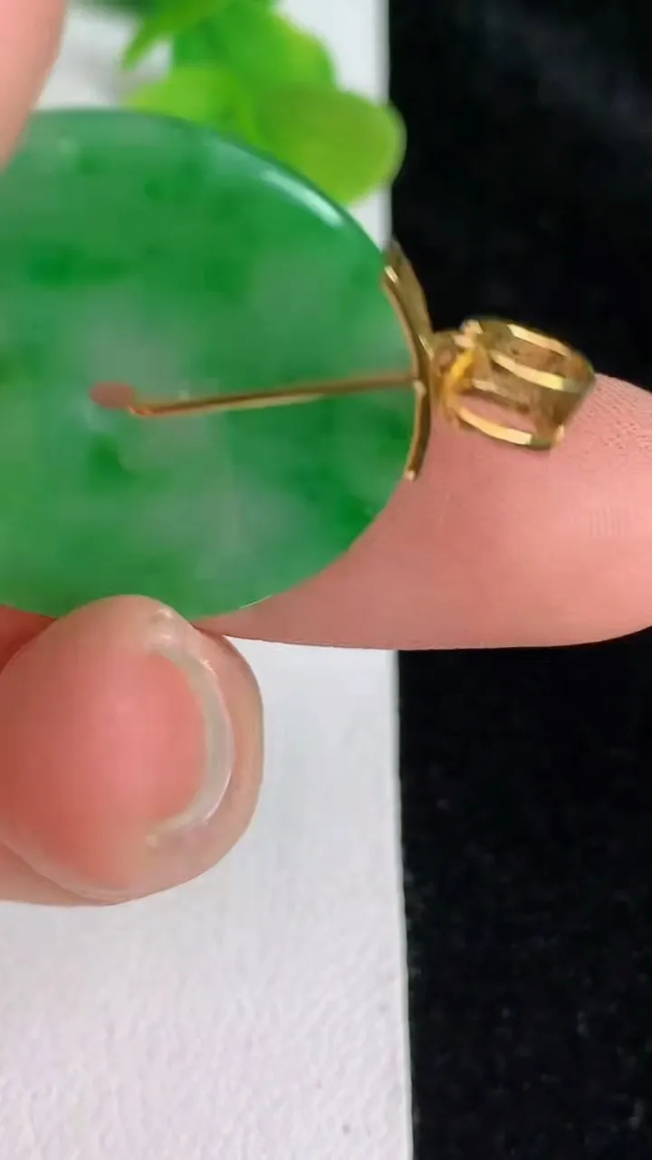 天然A货翡翠平安扣吊坠，尺寸26.3-1.3，重:3.68g
5月24日