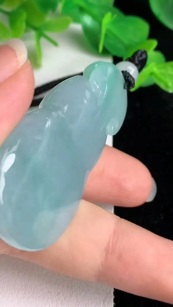 天然A货翡翠葫芦吊坠，尺寸52-26.6-12.4，重量:36.15g
5月24日