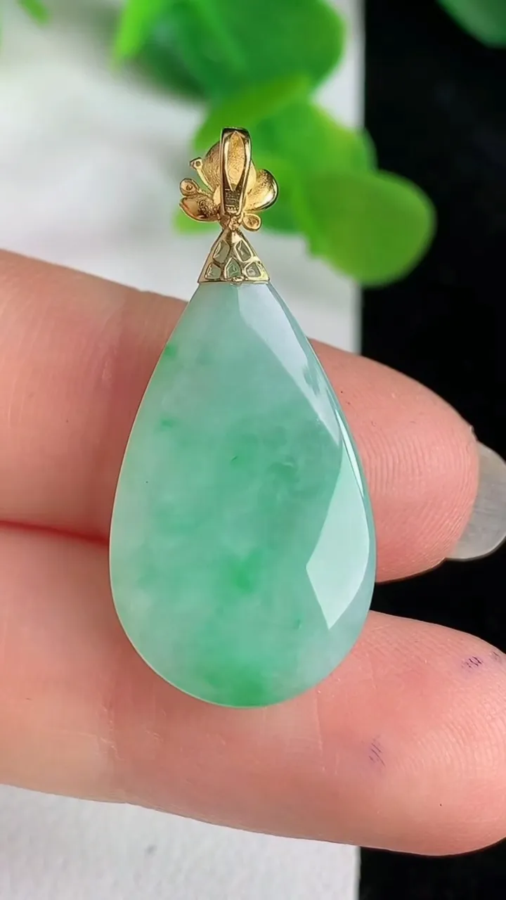 天然A货翡翠水滴吊坠，尺寸24.4-14.4-6.8，重量:4.11g
5月24日