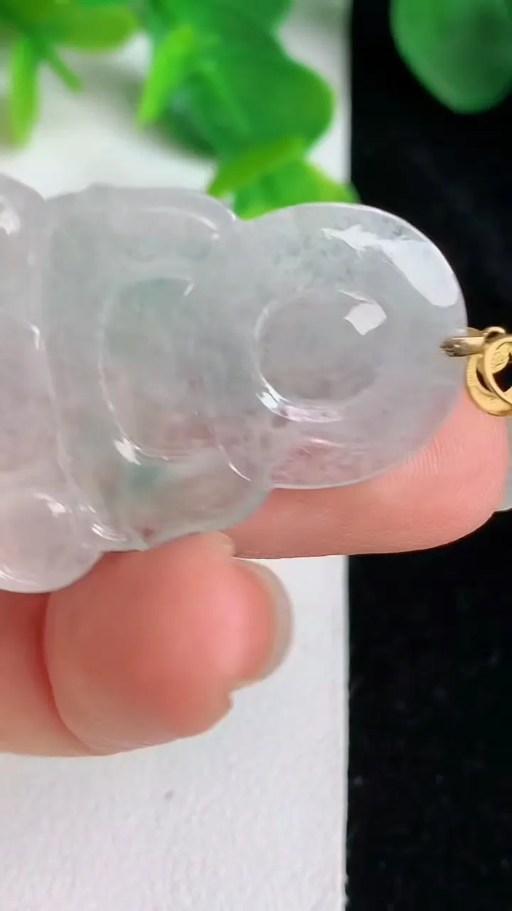 天然A货翡翠飘花观音菩萨吊坠，尺寸36-26.2-3.2，重量:5.32g
5月24日
