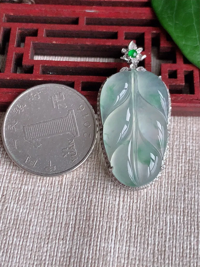 天然A货翡翠18K金伴飘花叶子金枝玉叶吊坠尺寸40.2×19×8裸石30×17.3m量6.24g 0523