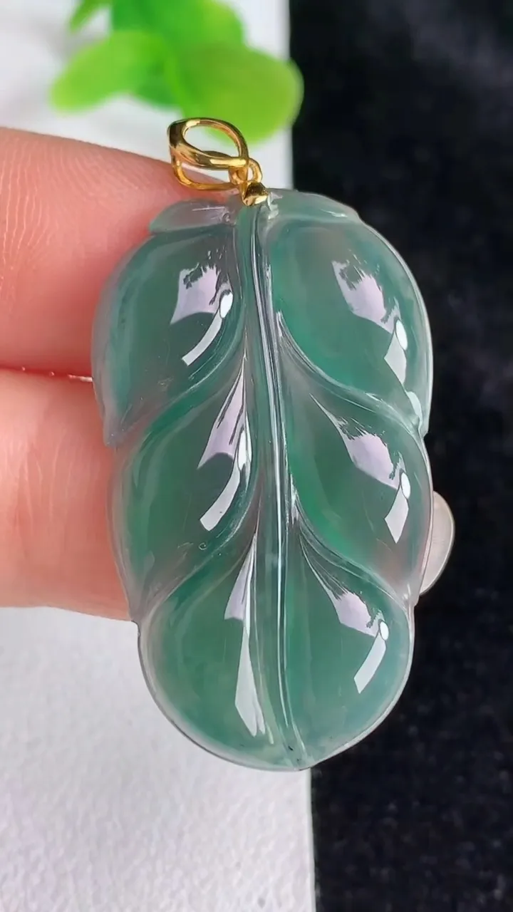 天然A货翡翠k金蓝水金枝玉叶 叶子吊坠，尺寸33.2-18.3-4.2，重:5.56g
5月24日