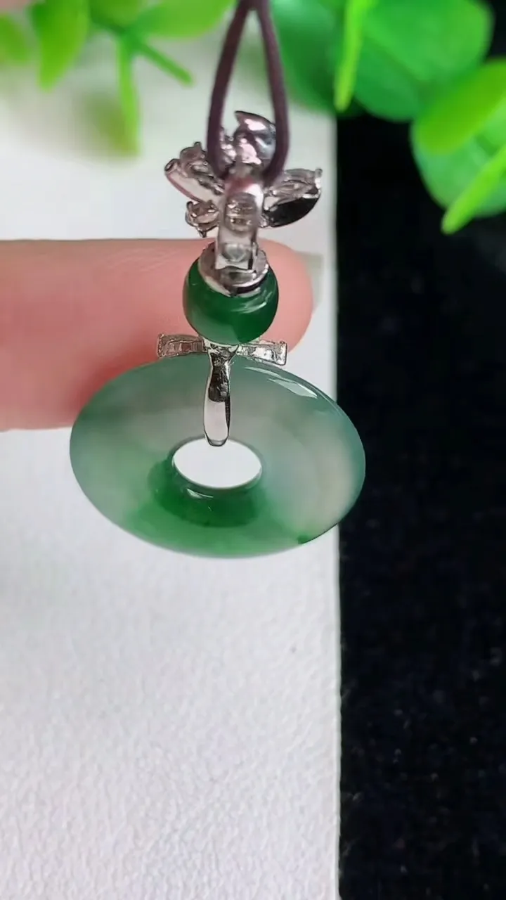 天然A货翡翠平安环吊坠，尺寸20-3.2，重量:4.00g
5月24日