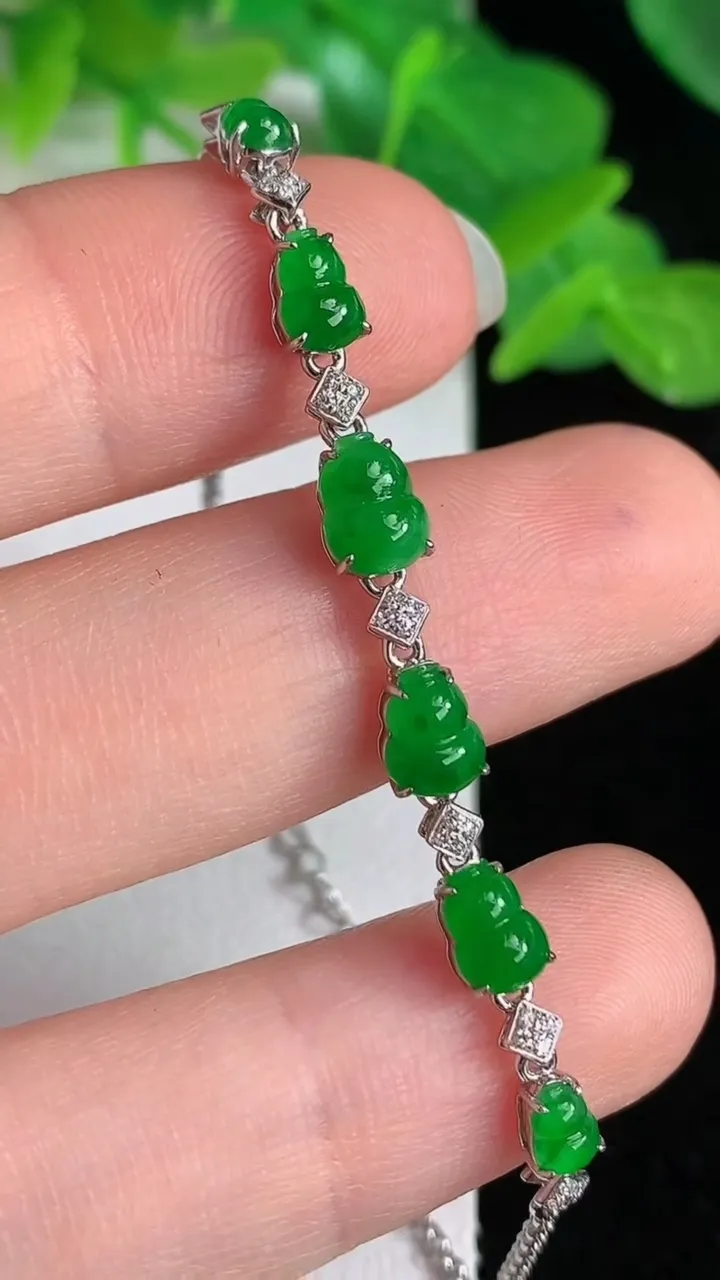 天然A货翡翠葫芦手链，尺寸6.3-4，重量:2.93g
5月24日