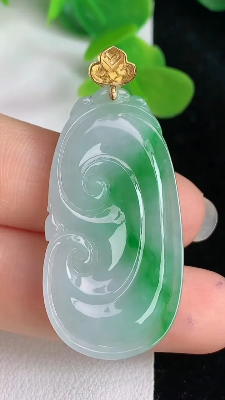 天然A货翡翠如意吊坠，尺寸37.8-20-3.6，重量:6.15g
5月24日