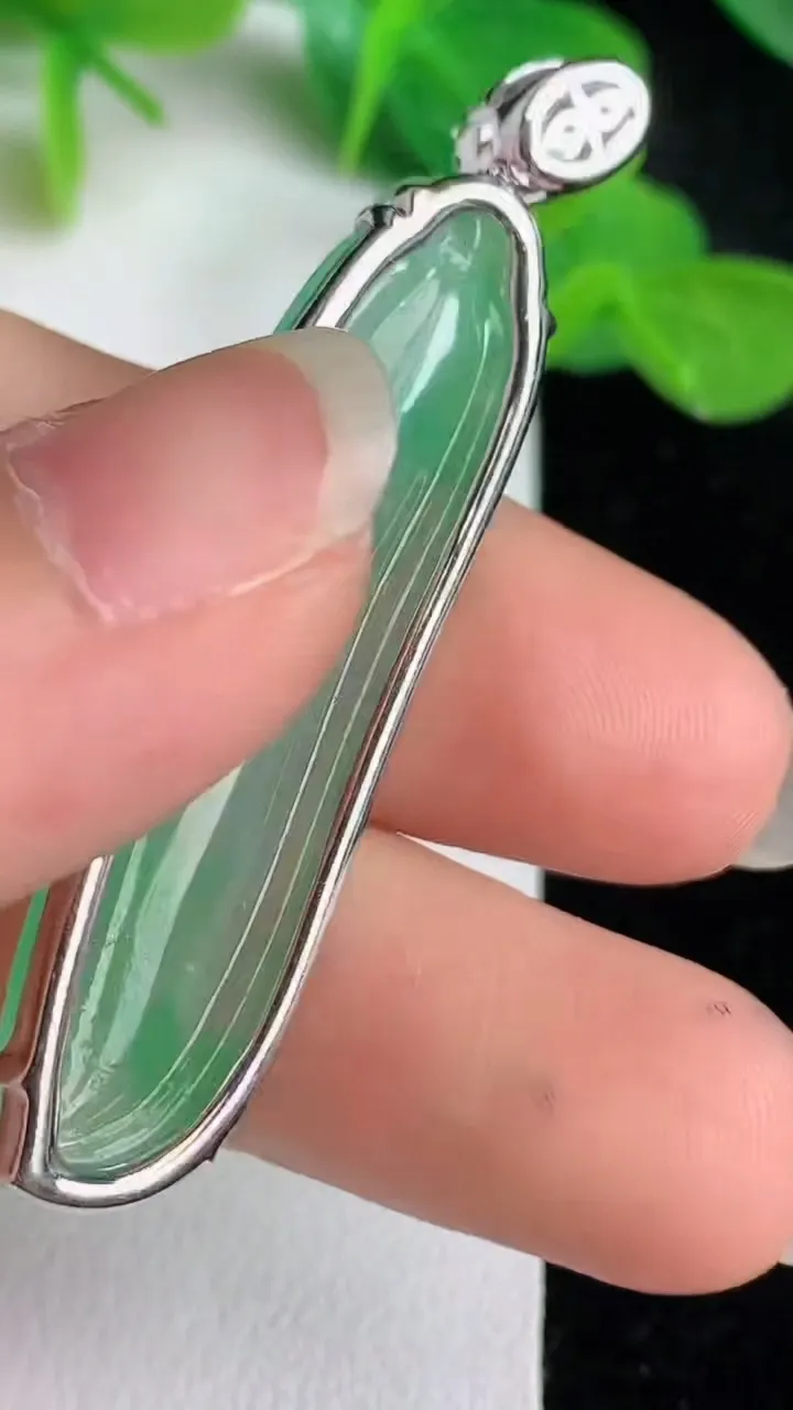 天然A货翡翠福瓜吊坠，尺寸44.4-12-4.8，重量:7.40g
5月24日