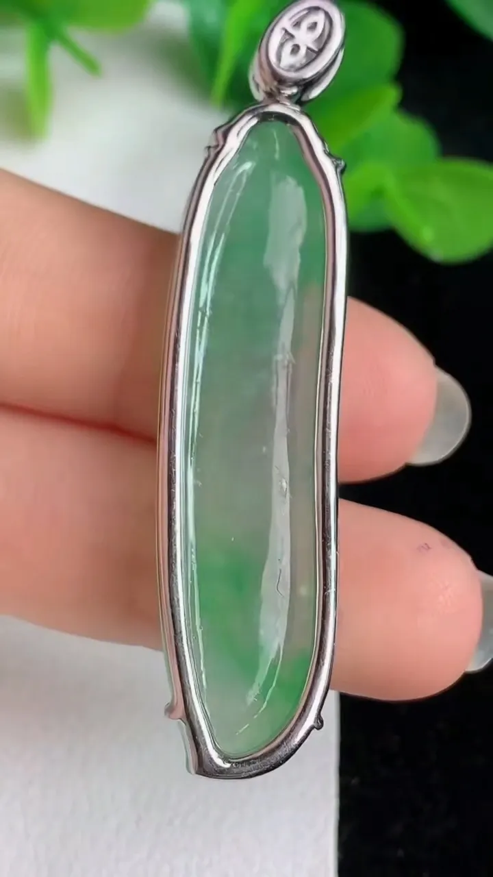 天然A货翡翠福瓜吊坠，尺寸44.4-12-4.8，重量:7.40g
5月24日