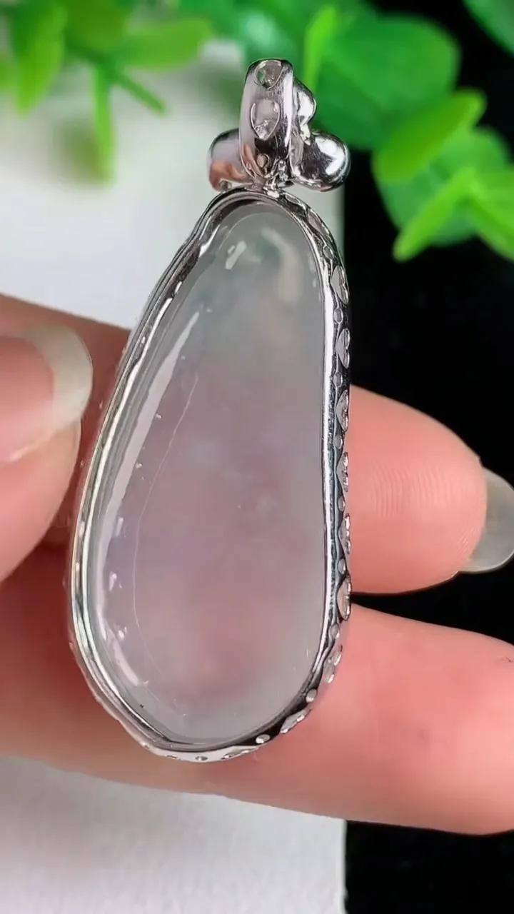 天然A货翡翠白冰福豆吊坠，尺寸44.4-18.6-8.7，裸石34-16.6，重量:8.57g
5月24日