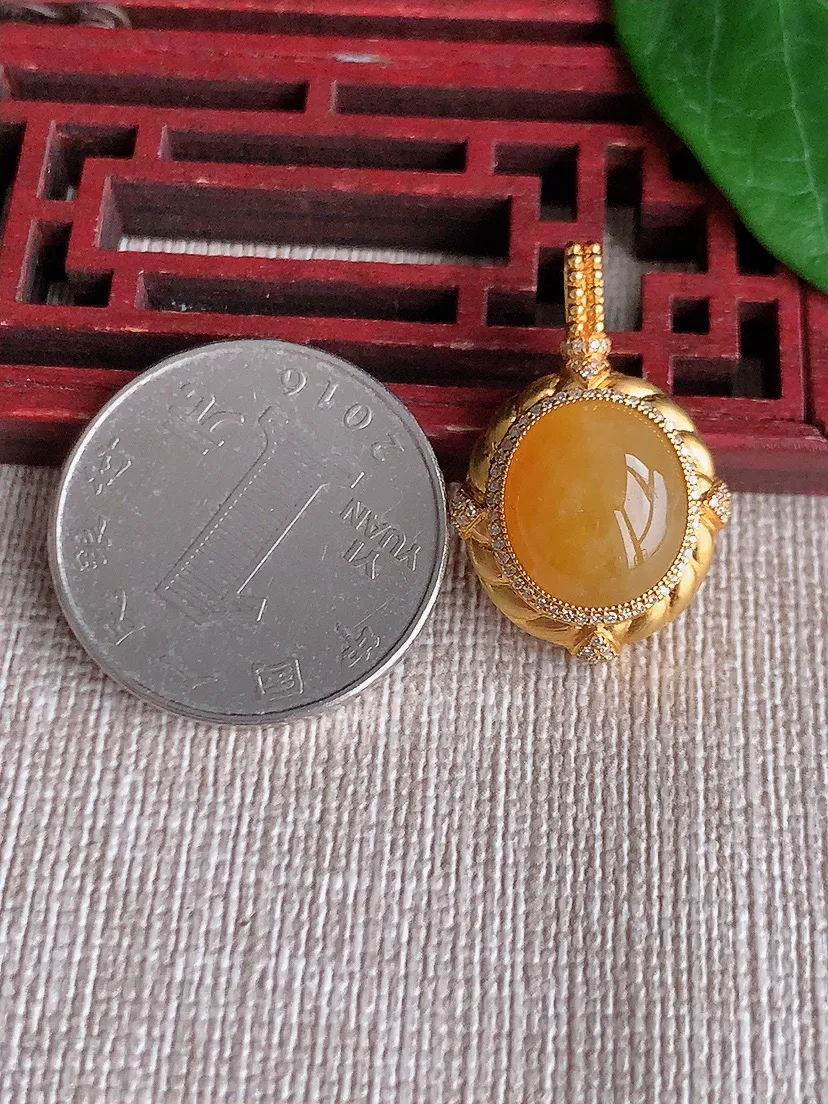 天然A货翡翠18K金伴黄翡蛋面吊坠尺寸26×17×9.6裸石12.4×11m量3.90g 0523