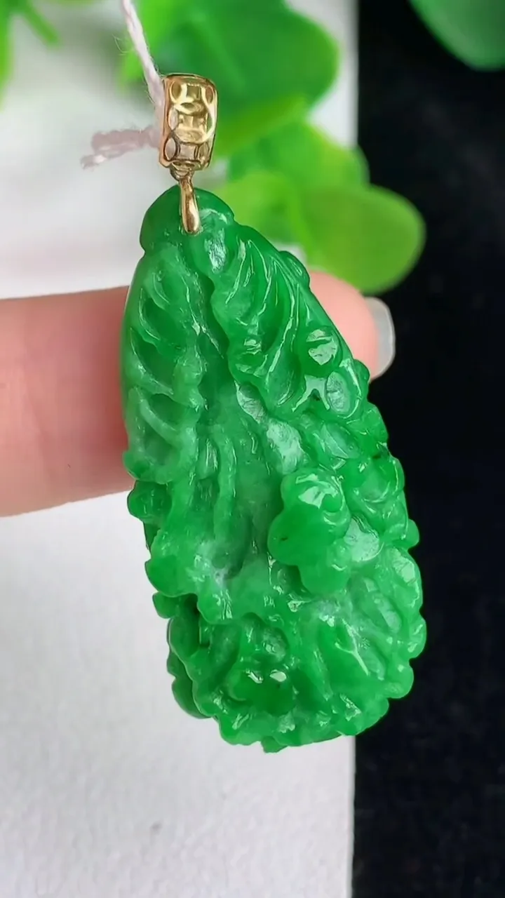 天然A货翡翠白菜吊坠，尺寸35.3-17-7，重量:5.90g
5月24日