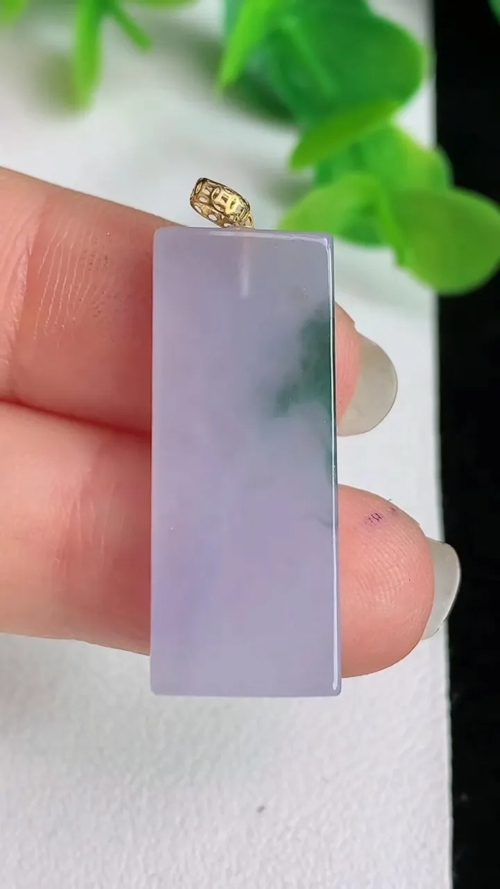 天然A货翡翠k金紫罗兰 飘花无事牌吊坠，尺寸29.2-11.8-3，重量:3.64g
5月24日