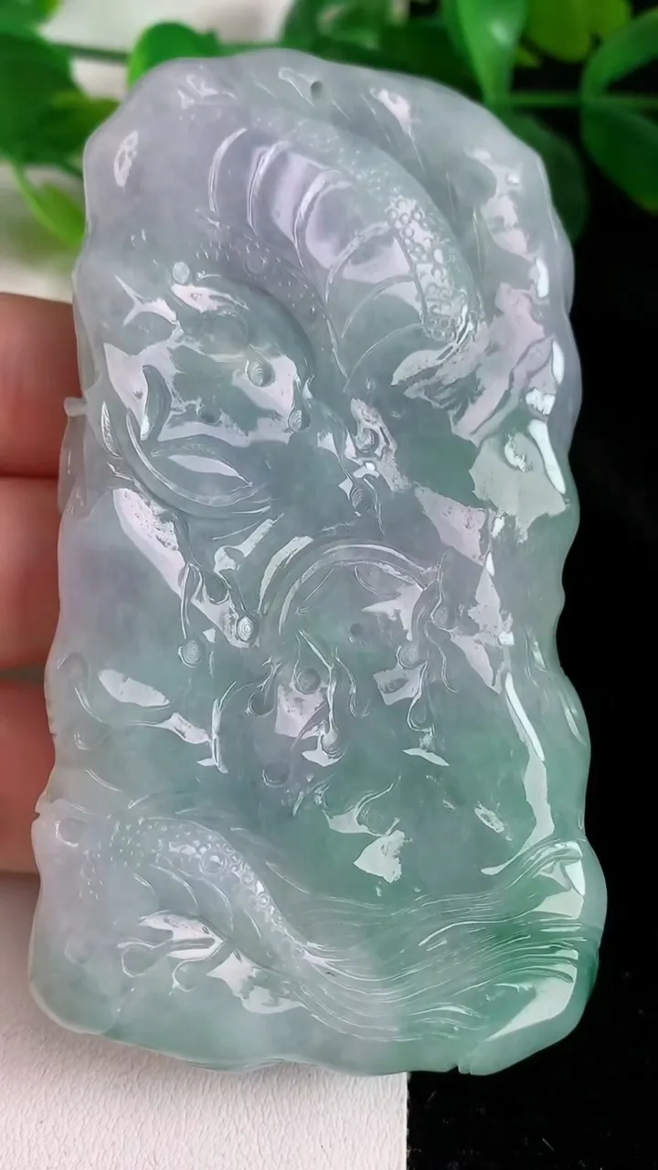 天然A货翡翠春带彩 紫罗兰龙牌吊坠，尺寸83.7-42.8-13.5，重量:107.81g
5月24日