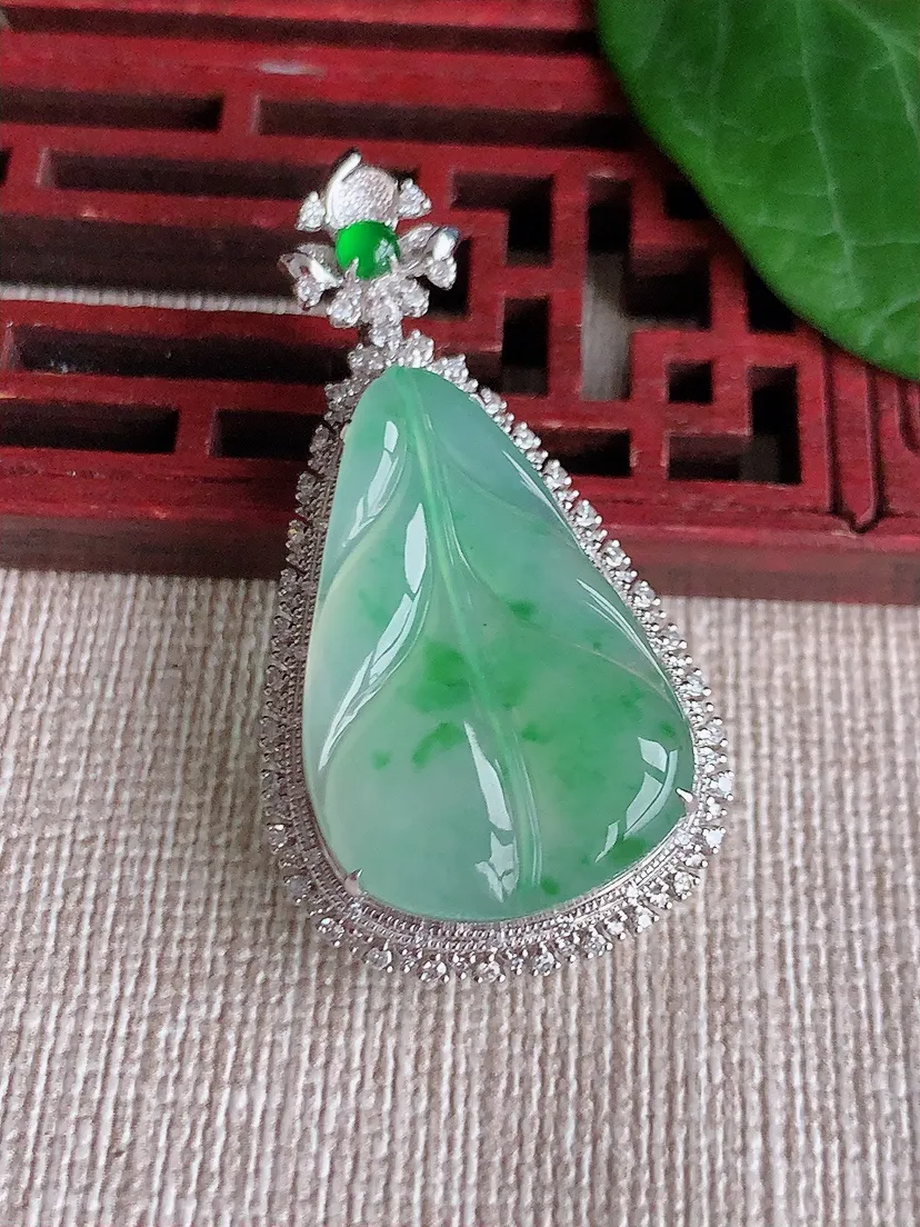天然A货翡翠18K金伴飘绿叶子金枝玉叶吊坠尺寸42×21.8×9.3裸石26.6×17.2m量5.88g 0523