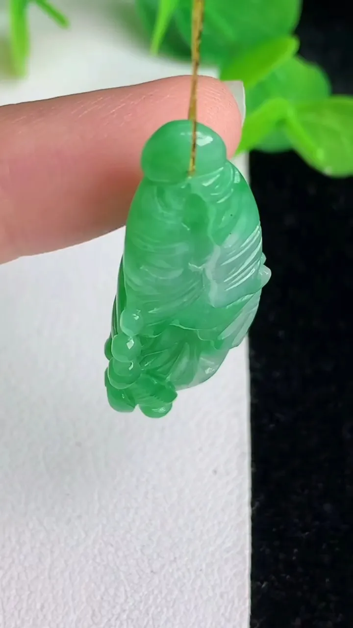 天然A货翡翠白菜吊坠，尺寸33.6-16-9，重量:6.52g
5月24日