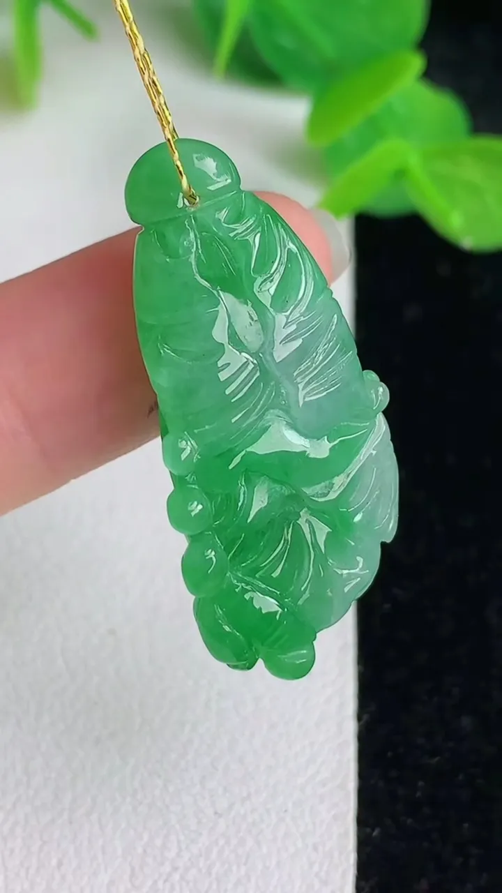 天然A货翡翠白菜吊坠，尺寸33.6-16-9，重量:6.52g
5月24日