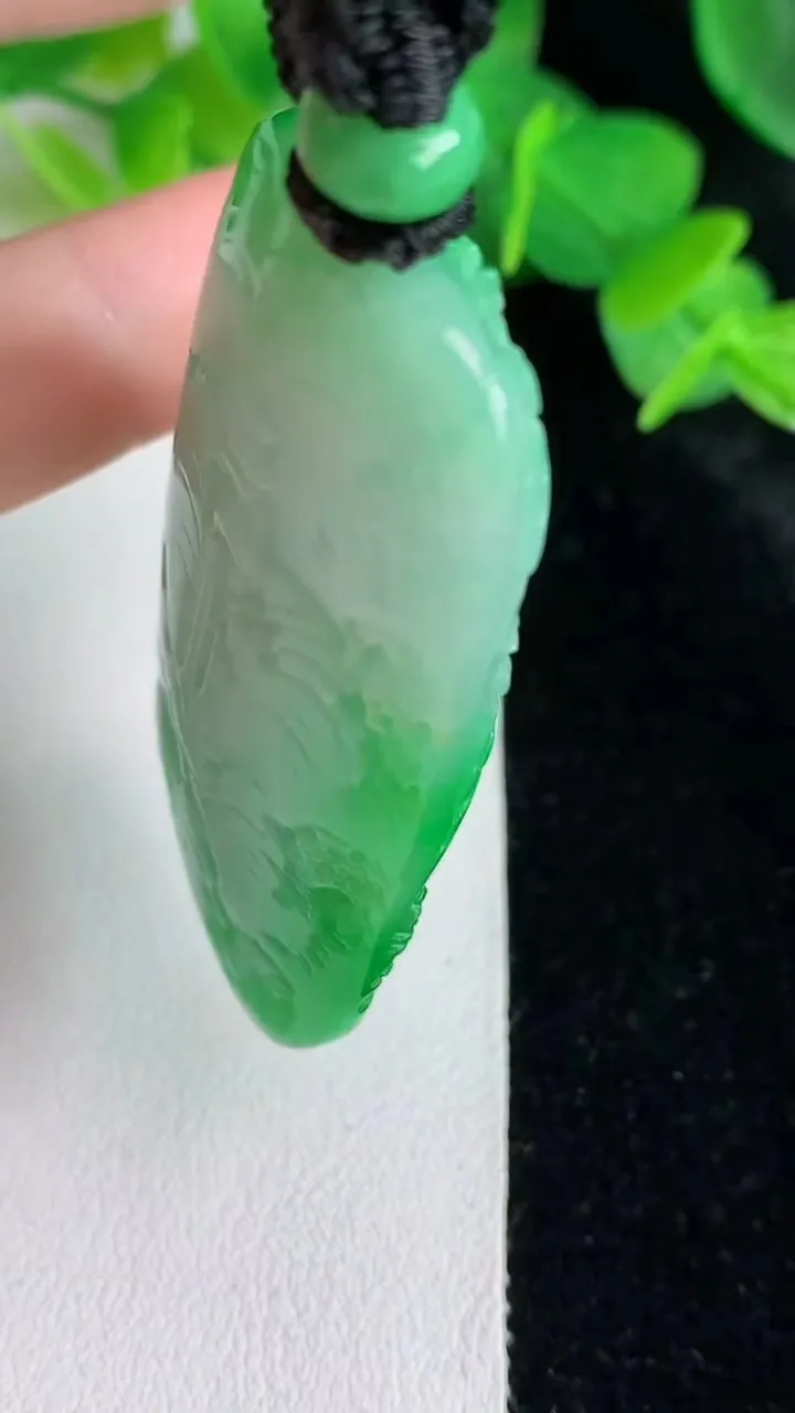 天然A货翡翠山水牌吊坠，尺寸50.3-32-11.6，重量:38.74g
5月24日