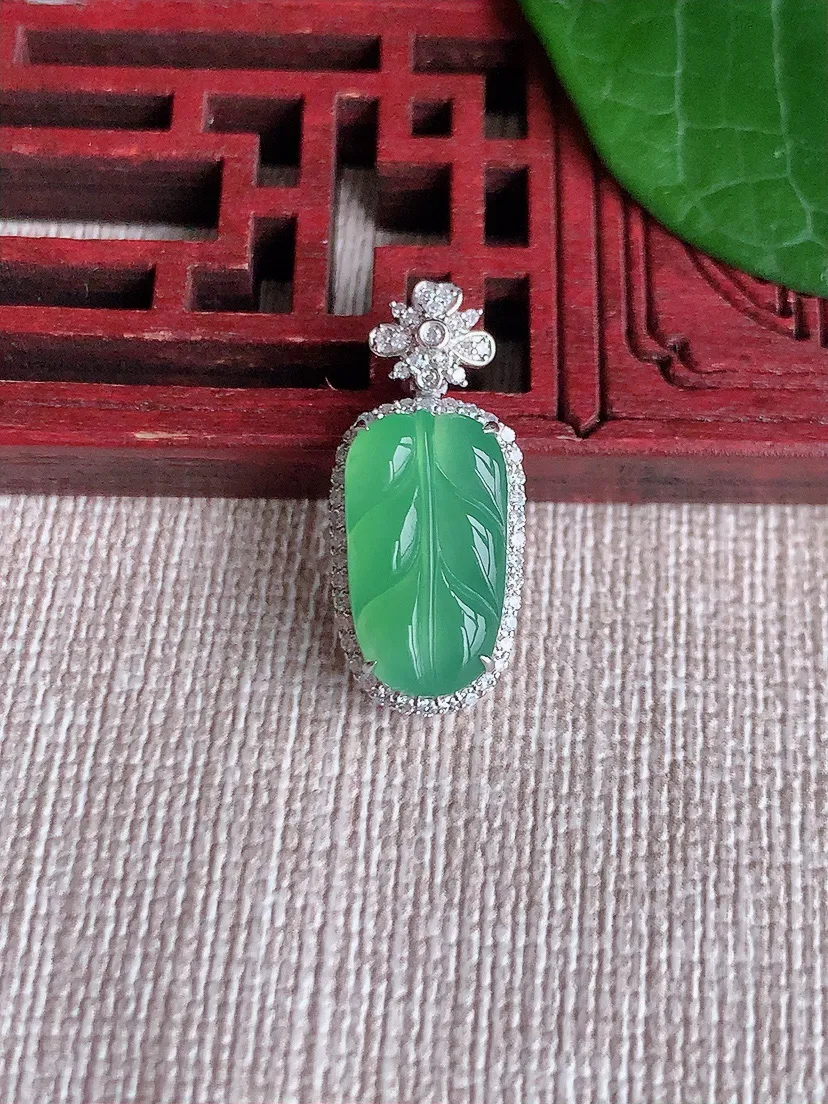 天然A货翡翠18K金伴晴绿叶子金枝玉叶吊坠尺寸22.5×10×6裸石14.3×8m量2.30g 0523