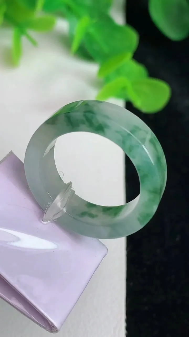 天然A货翡翠飘花指环戒指，尺寸18.2-5.8-3.2，重量:6.10g2025年5月24日
工厂直销收藏佳品,种好水足，色泽均匀，有种有色，上手高大气！