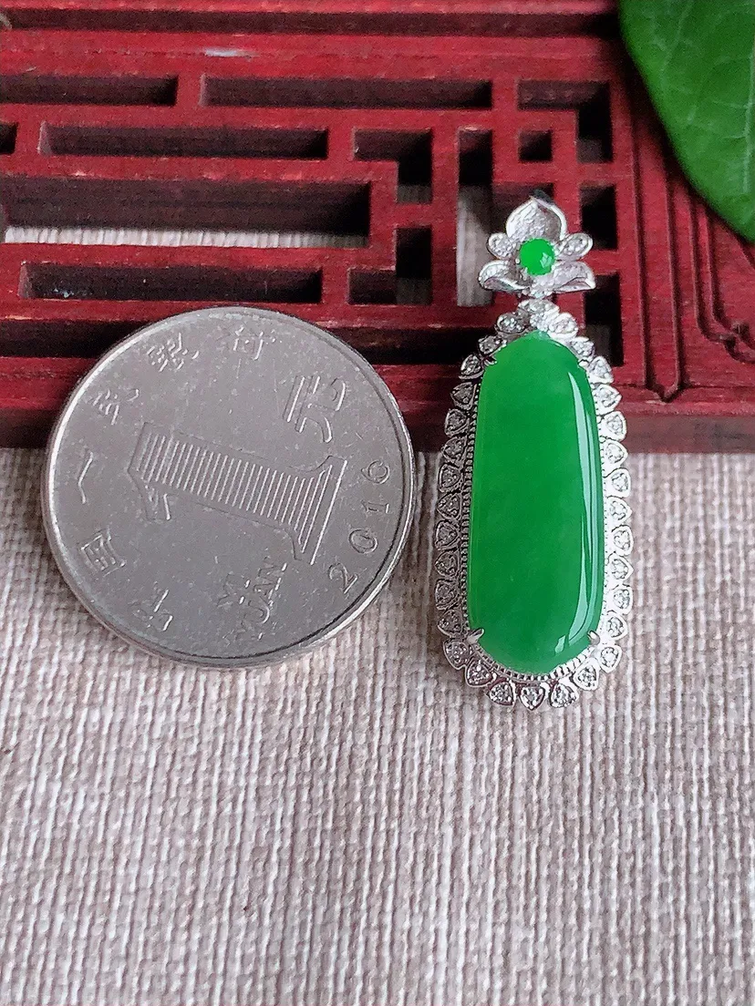 天然A货翡翠18K金伴阳绿福瓜吊坠尺寸34.5×12.5×7.3裸石21.6×8.4m量3.60g 0523