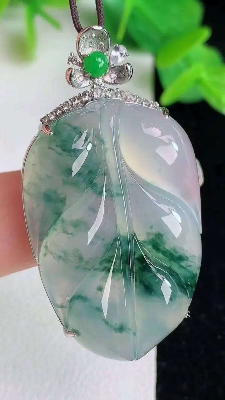 天然A货翡翠飘花金枝玉叶 叶子吊坠，尺寸34.2-23.8-9，重量:11.05g
5月24日