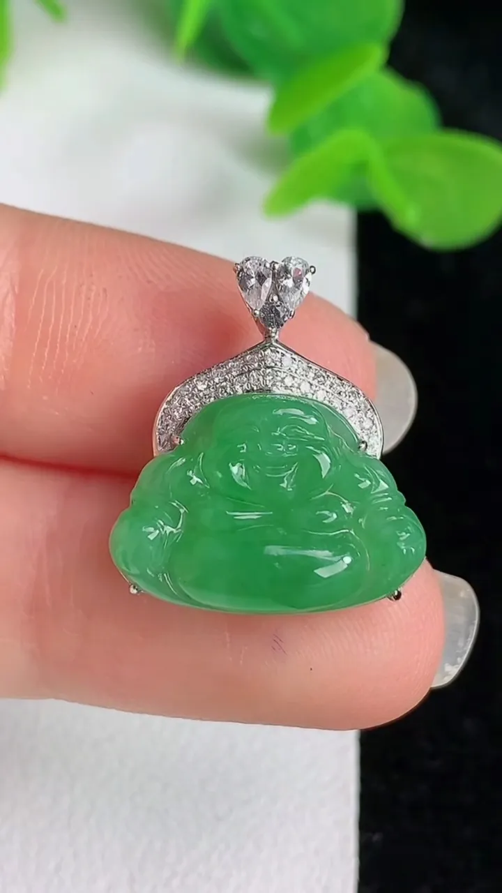 天然A货翡翠佛公吊坠，尺寸12.4-17.8-6.7，重量:2.11g
5月24日