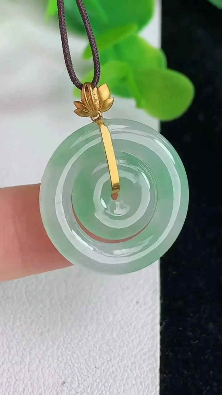 天然A货翡翠母子平安扣吊坠，尺寸22-3，重量:3.34g
5月24日