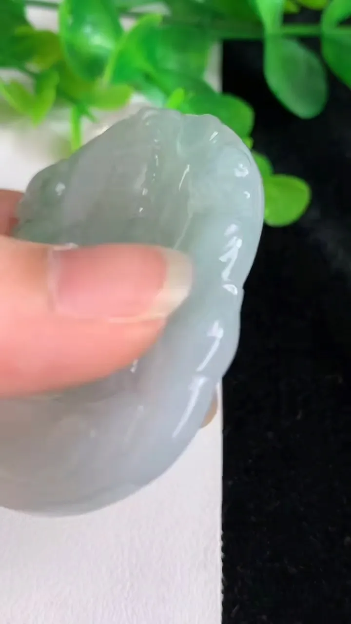 天然A货翡翠观音菩萨吊坠，尺寸57-47.5-6.4，重量:39.14g
5月24日