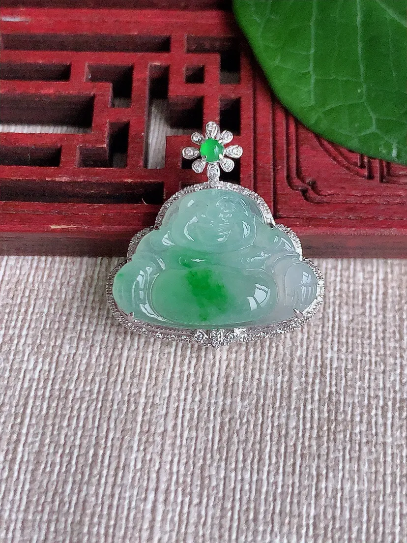 天然A货翡翠18K金伴飘阳绿佛公吊坠尺寸24.8×23.6×7裸石14.4×21.6m量3.34g 0523