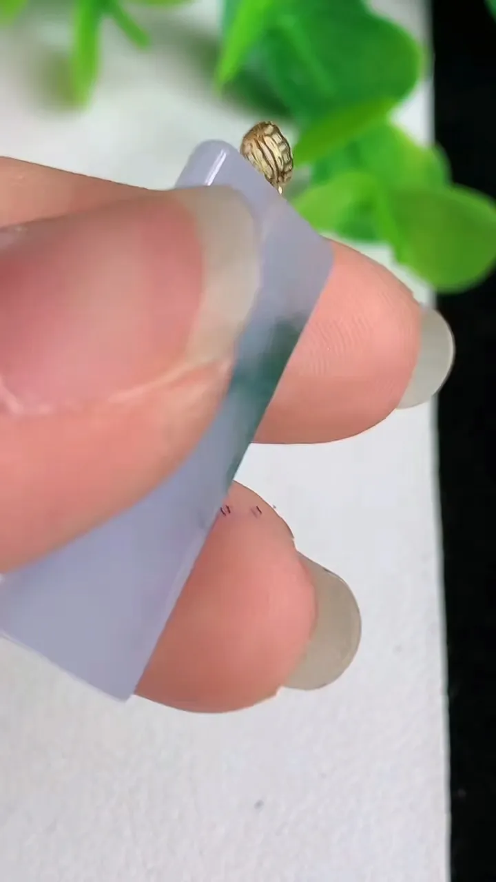天然A货翡翠k金紫罗兰 飘花无事牌吊坠，尺寸29.2-11.8-3，重量:3.64g
5月24日