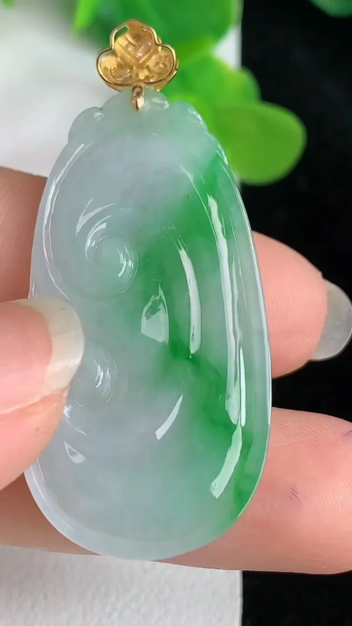 天然A货翡翠如意吊坠，尺寸37.8-20-3.6，重量:6.15g
5月24日