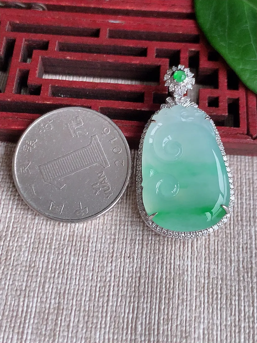 天然A货翡翠18K金伴飘绿如意吊坠尺寸36.8×19.6×6.3裸石26×17.2m量6.56g 0523