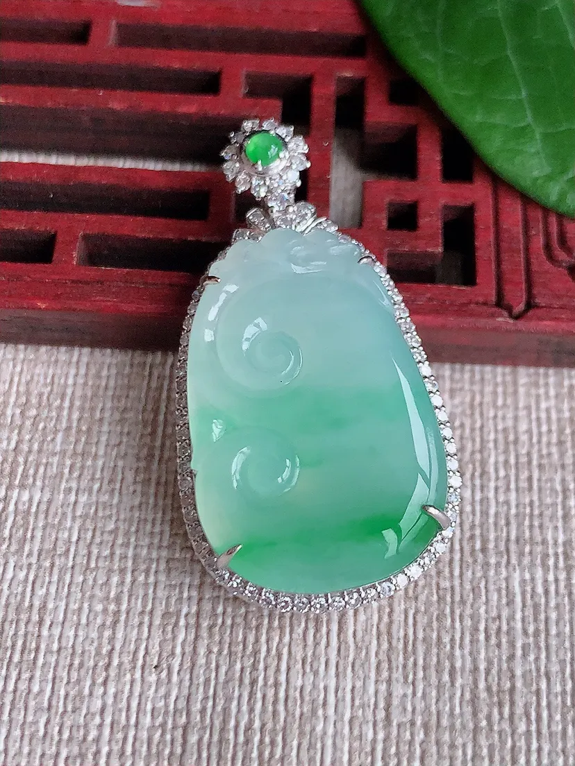 天然A货翡翠18K金伴飘绿如意吊坠尺寸36.8×19.6×6.3裸石26×17.2m量6.56g 0523
