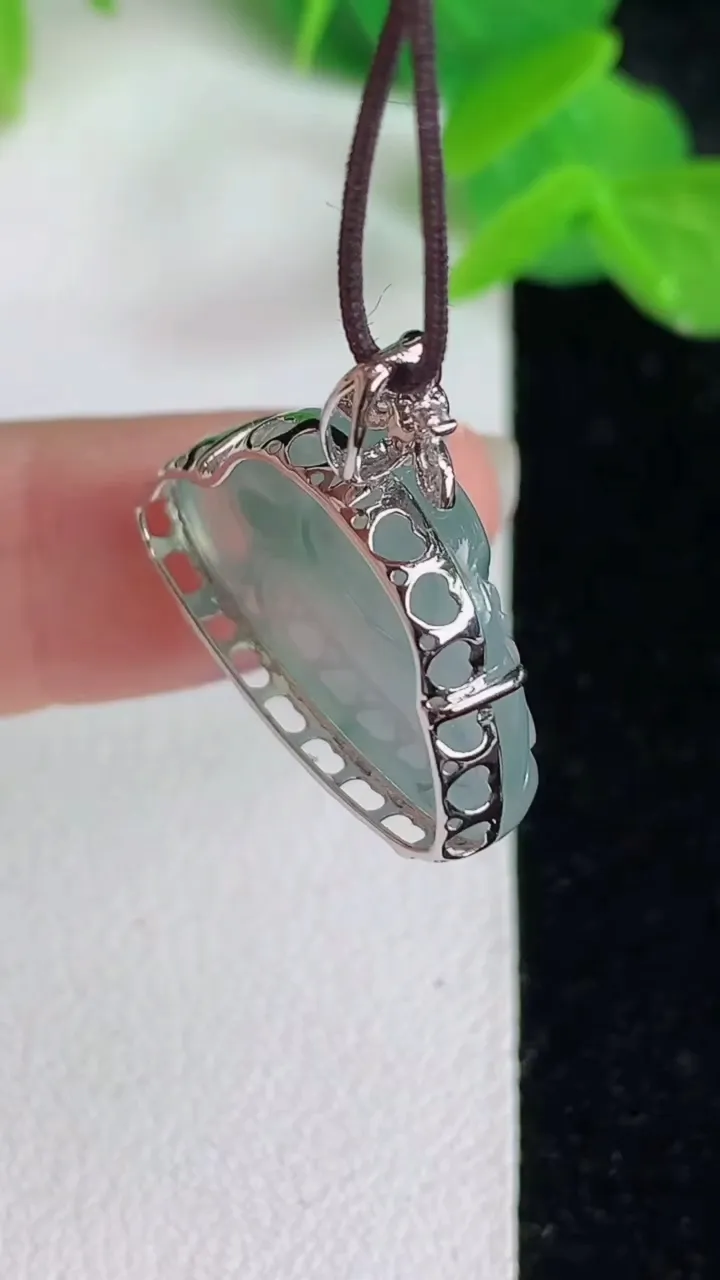 天然A货翡翠飘花财神爷吊坠，尺寸15-22.3-6.6，重量:3.23g
5月24日