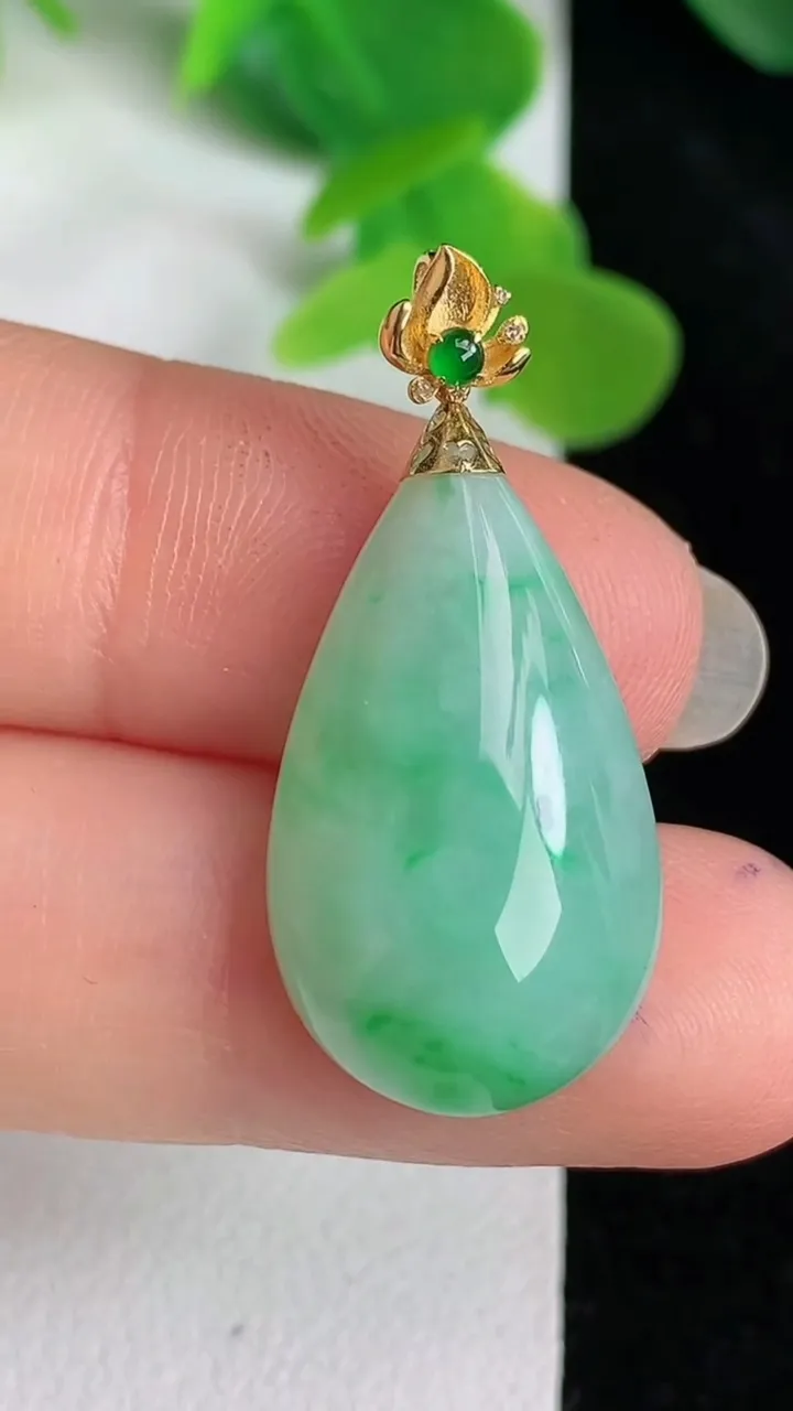 天然A货翡翠水滴吊坠，尺寸24.4-14.4-6.8，重量:4.11g
5月24日