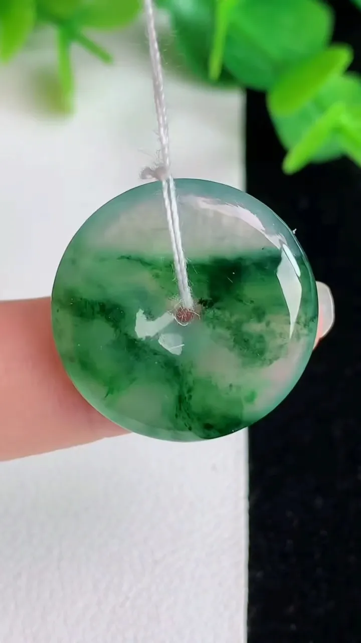 天然A货翡翠平安扣吊坠，尺寸21.7-3.8，重量:4.00g
5月24日