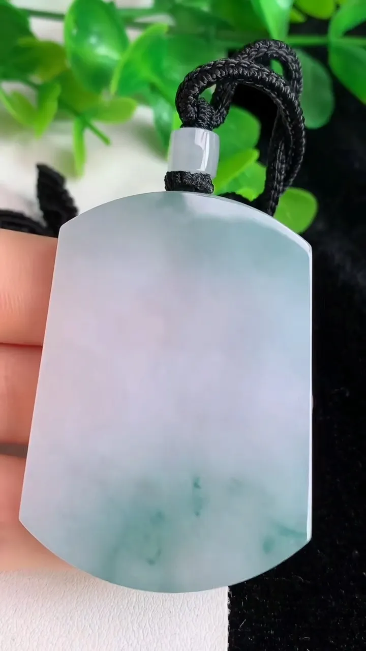 天然A货翡翠飘花无事牌吊坠，尺寸53.4-38.8-5.7，重量:39.30g
5月24日