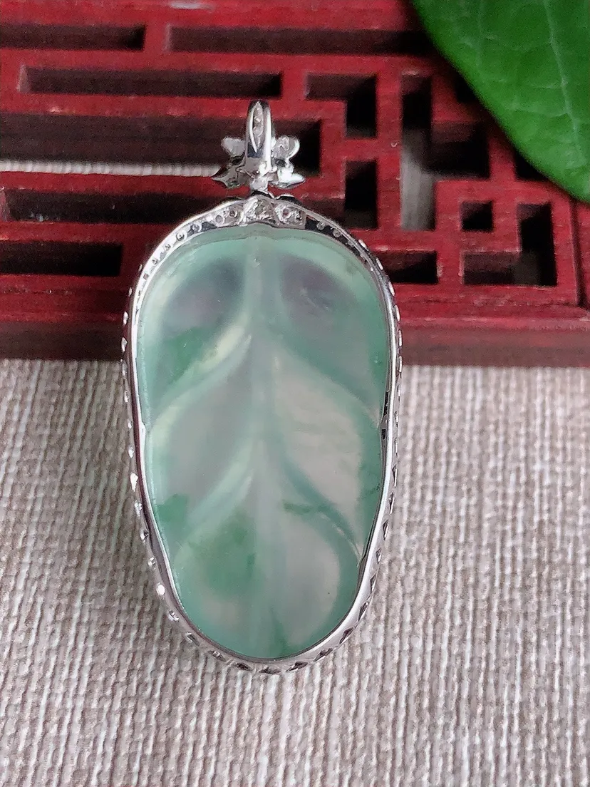 天然A货翡翠18K金伴飘花叶子金枝玉叶吊坠尺寸40.2×19×8裸石30×17.3m量6.24g 0