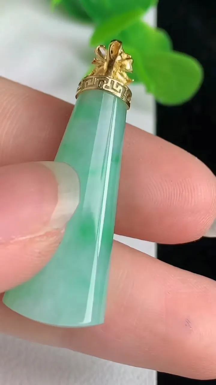 天然A货翡翠平安柱吊坠，尺寸31-12.7-7.5，重量:6.12g
5月24日