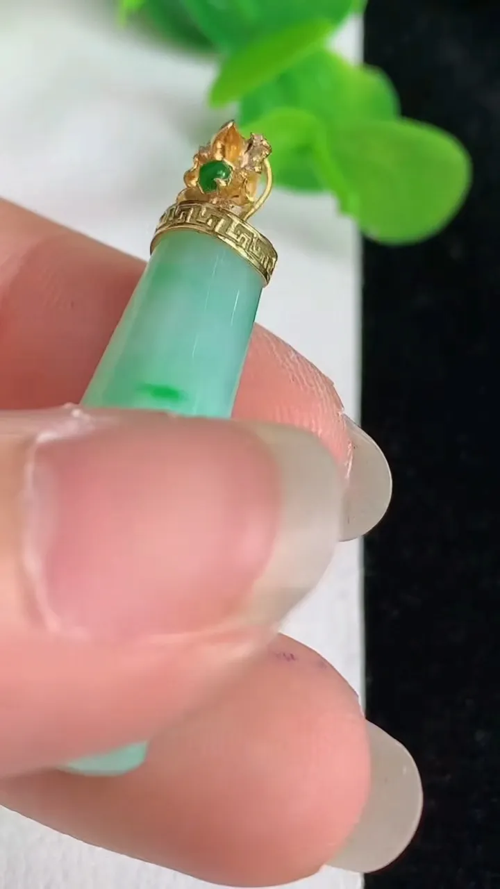 天然A货翡翠平安柱吊坠，尺寸31-12.7-7.5，重量:6.12g
5月24日