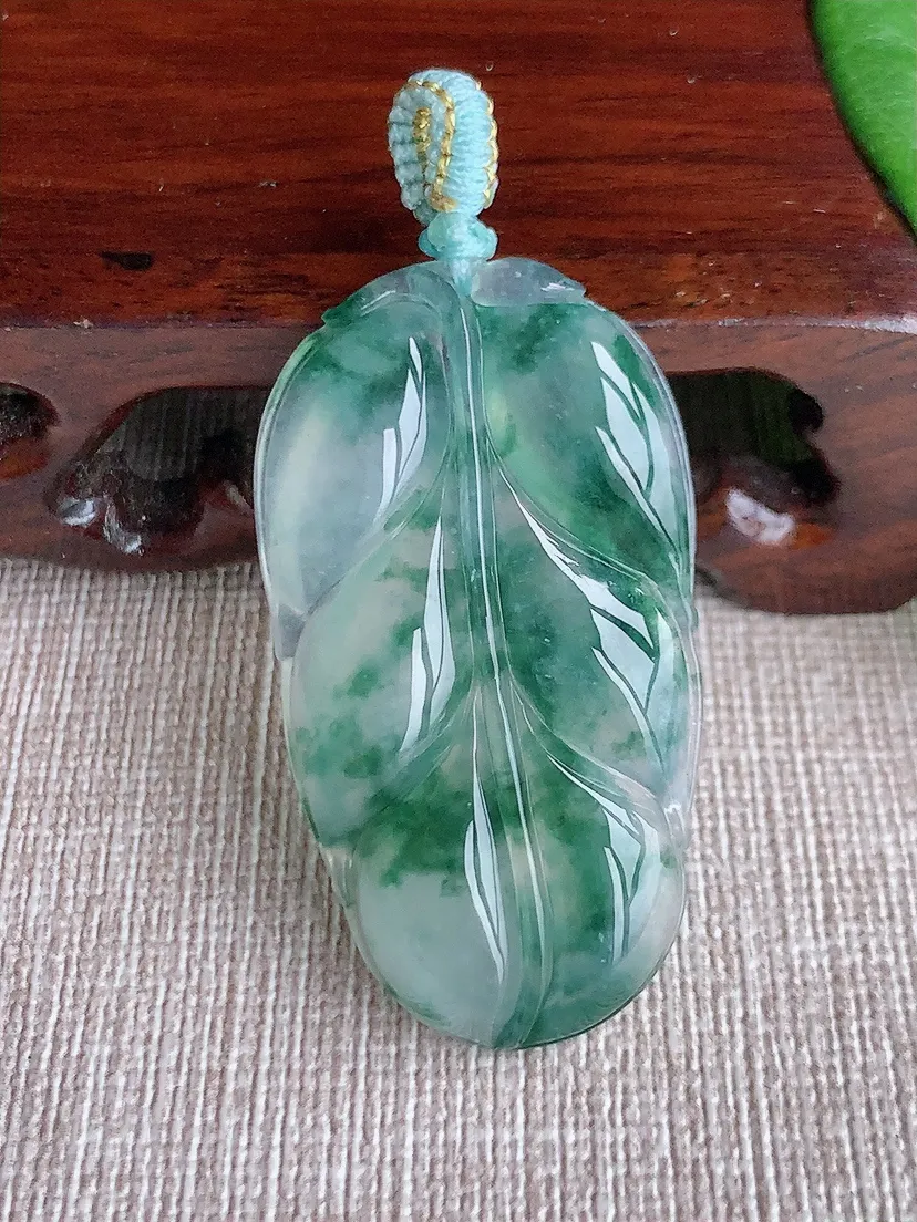 天然A货翡翠飘花叶子金枝玉叶吊坠尺寸42.5×23.6×5.2m量10.48g 0523