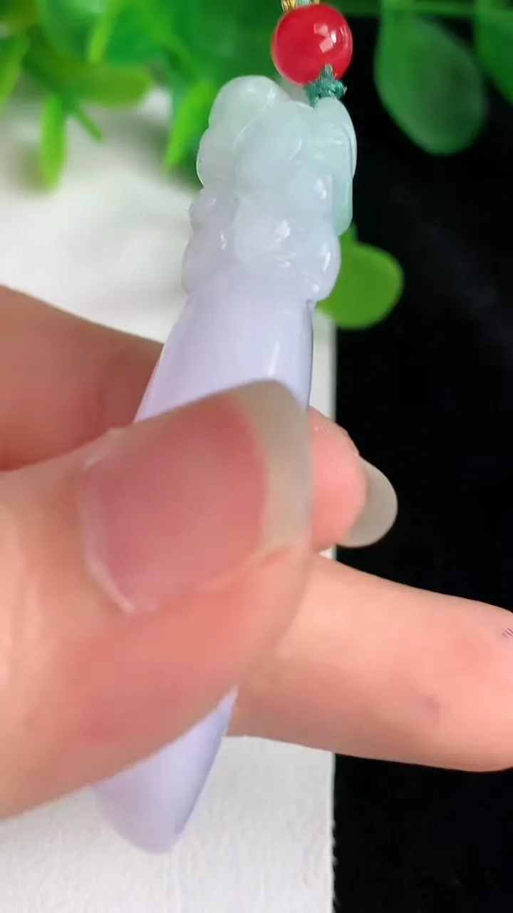 天然A货翡翠春带彩 紫罗兰灵猴献瑞 福瓜吊坠，尺寸53.8-21.2-12，重量:24.18g
5月