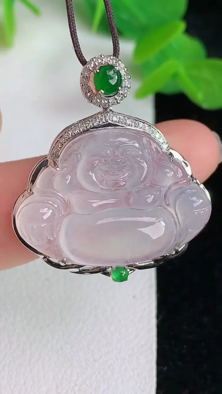 天然A货翡翠白冰佛公吊坠，尺寸30.6-27.7-7.8，裸石18-26.2，重量:5.25g
5月