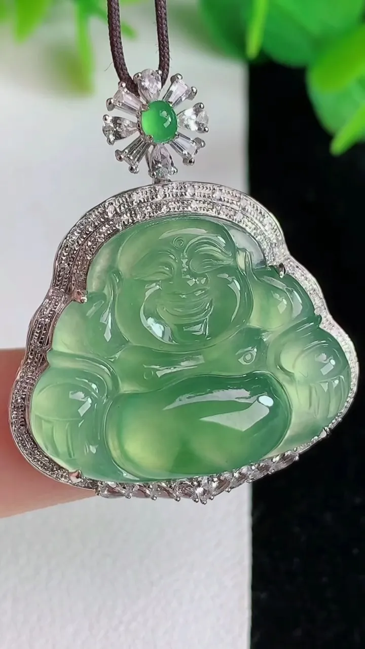 天然A货翡翠佛公吊坠，尺寸35.2-29-7.7裸石21-25.7，重量:6.30g
5月24日