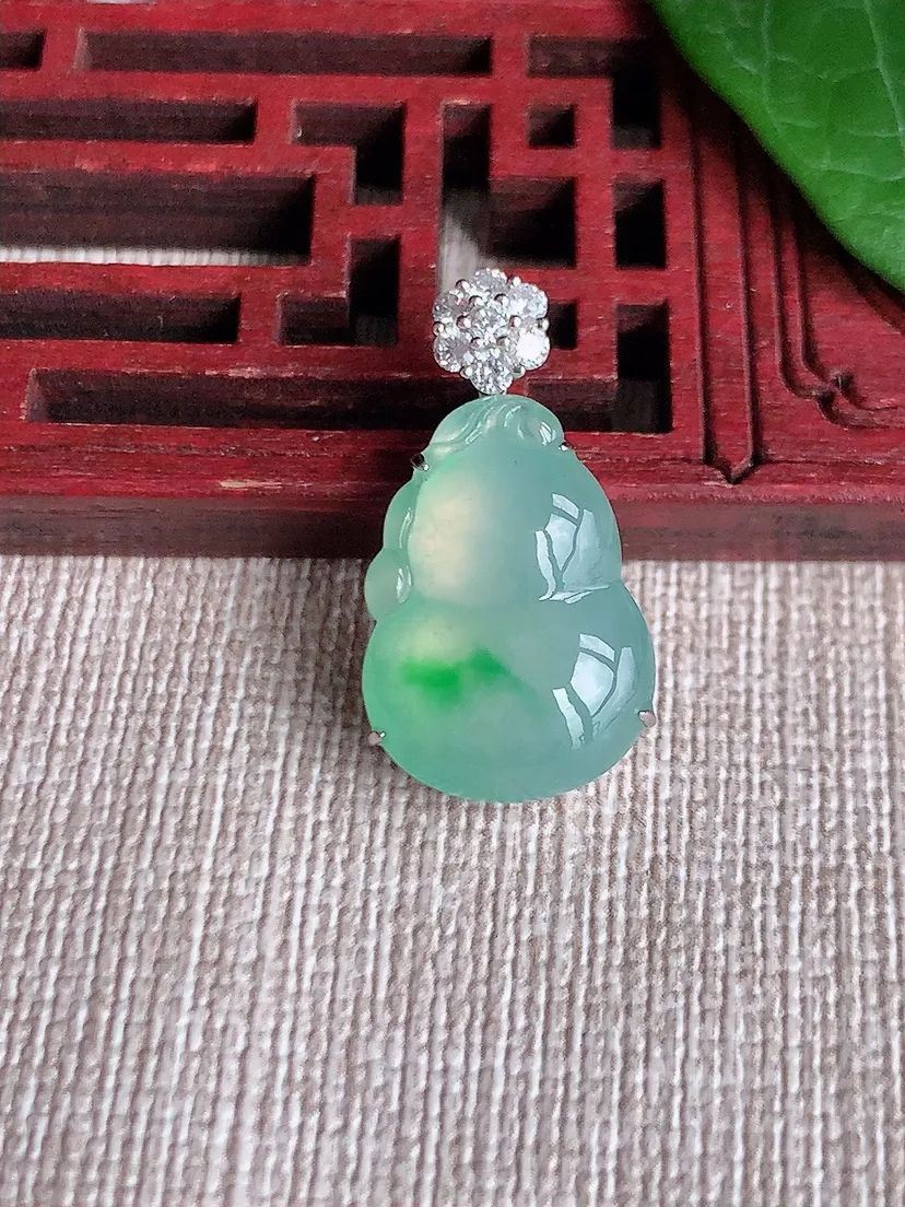 天然A货翡翠18K金伴飘绿葫芦吊坠尺寸24×18×13×6.6m量3.58g 0523