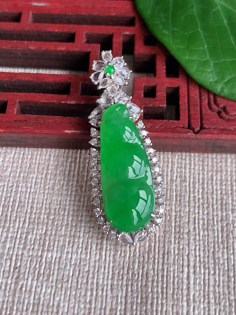 天然A货翡翠18K金伴阳绿四季豆福豆平安豆吊坠尺寸35.3×12.8×6.5裸石22.2×8.6m量3.70g 0523