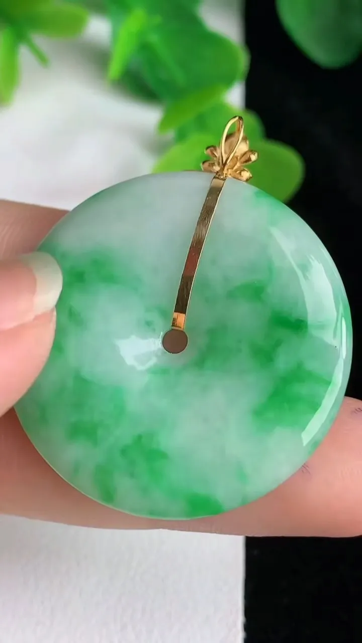 天然A货翡翠平安扣吊坠，尺寸32.8-4，重量:9.43g
5月24日