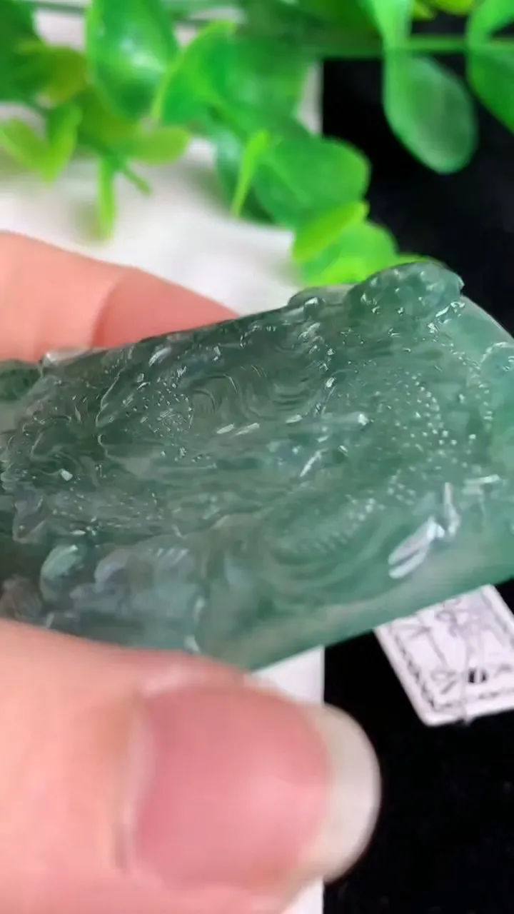 天然A货翡翠龙牌吊坠，尺寸70-46.3-6，重量:42.76g
5月24日