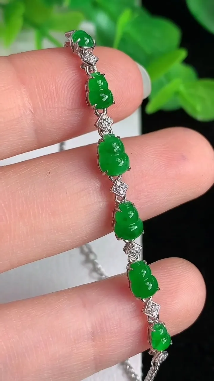 天然A货翡翠葫芦手链，尺寸6.3-4，重量:2.93g
5月24日