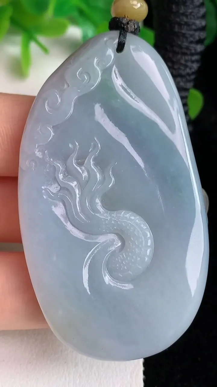 天然A货翡翠双彩龙牌吊坠，尺寸60.7-36-8，重量:37.57g
5月24日