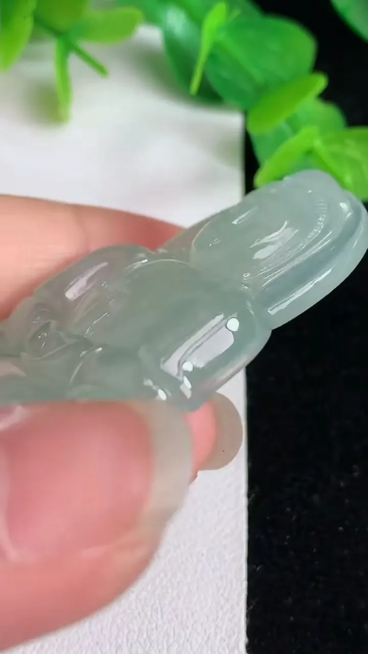 天然A货翡翠观音菩萨吊坠，尺寸53.2-33.7-6，重量:19.90g
5月24日
